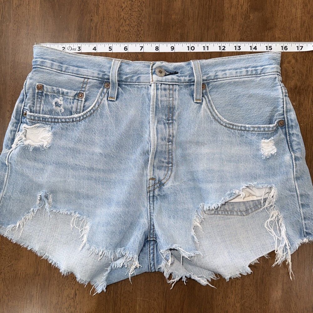 Levis 501 Jeans Cut Off Shorts Light Wash Distressed Raw Hem Button Fly W29 - Picture 11 of 14